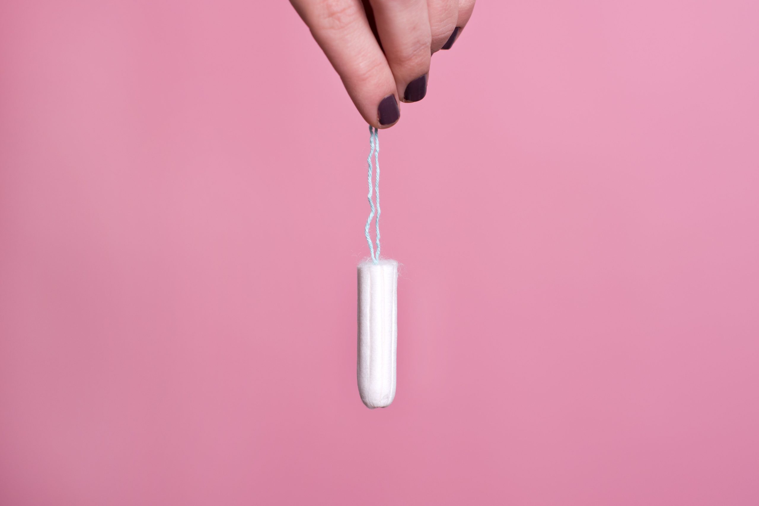 Tampony i kubeczki menstruacyjne – dlaczego są lepsze od tradycyjnych podpasek?