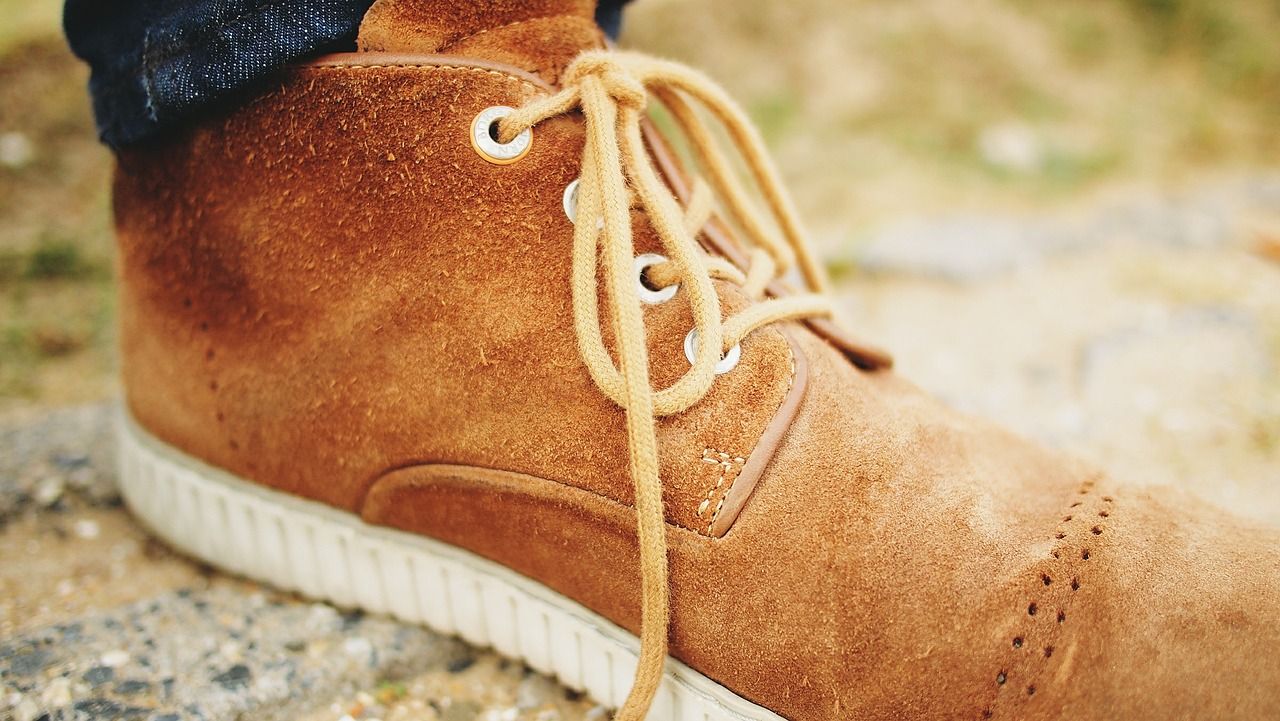 Jak dbać o zamszowe buty?
