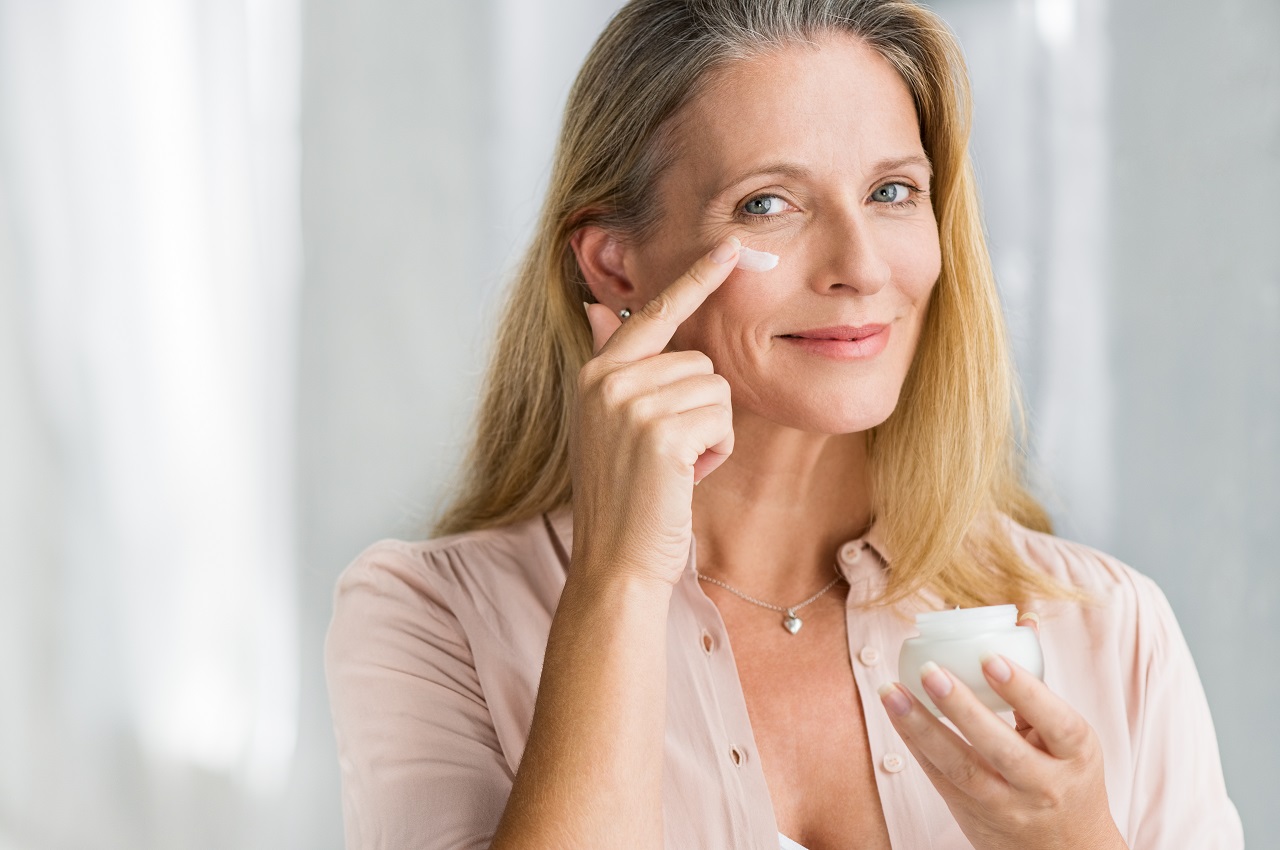 Zaawansowane stadium starzenia się skóry – jakie preparaty stosować?