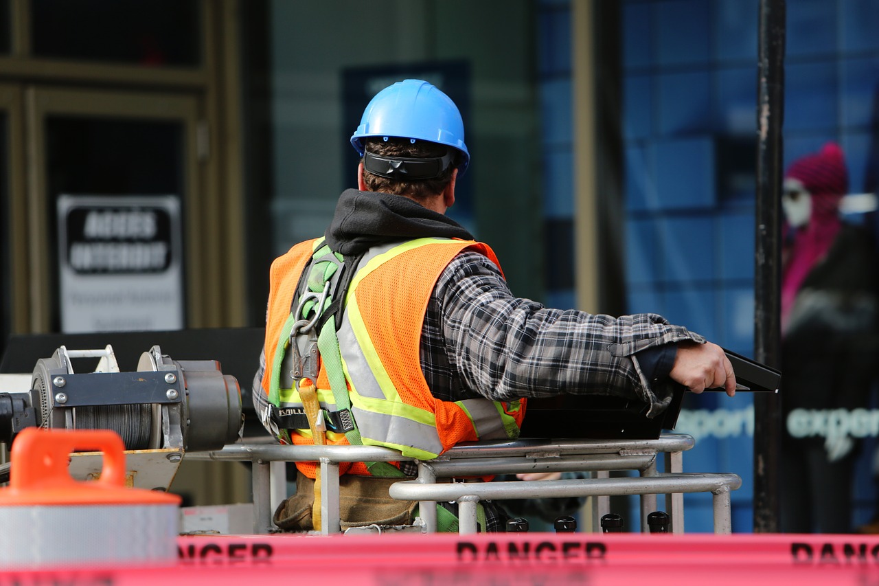 Odzież robocza – w co powinien być wyposażony każdy pracownik budowy?
