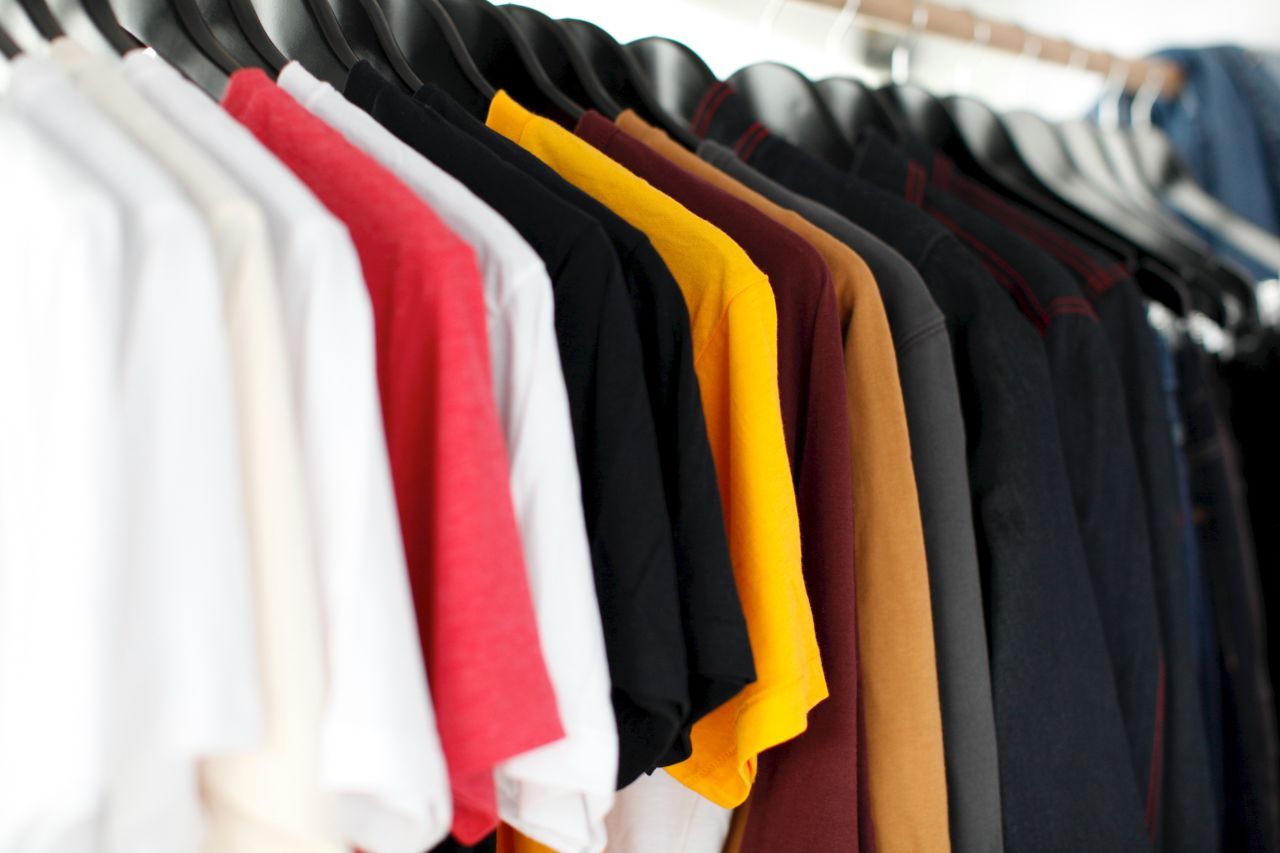 Wygodna odzież domowa – dlaczego warto oferować ją w swoim sklepie z ubraniami?