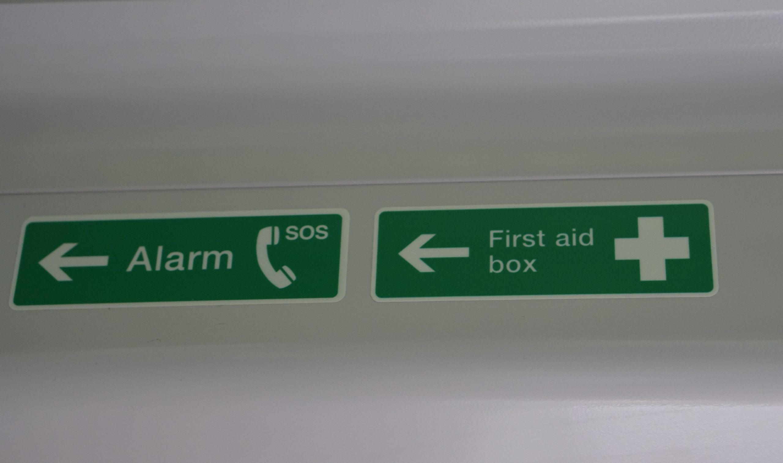 Bezpieczne korzystanie z budynku – jak oznakować drogę ewakuacji?