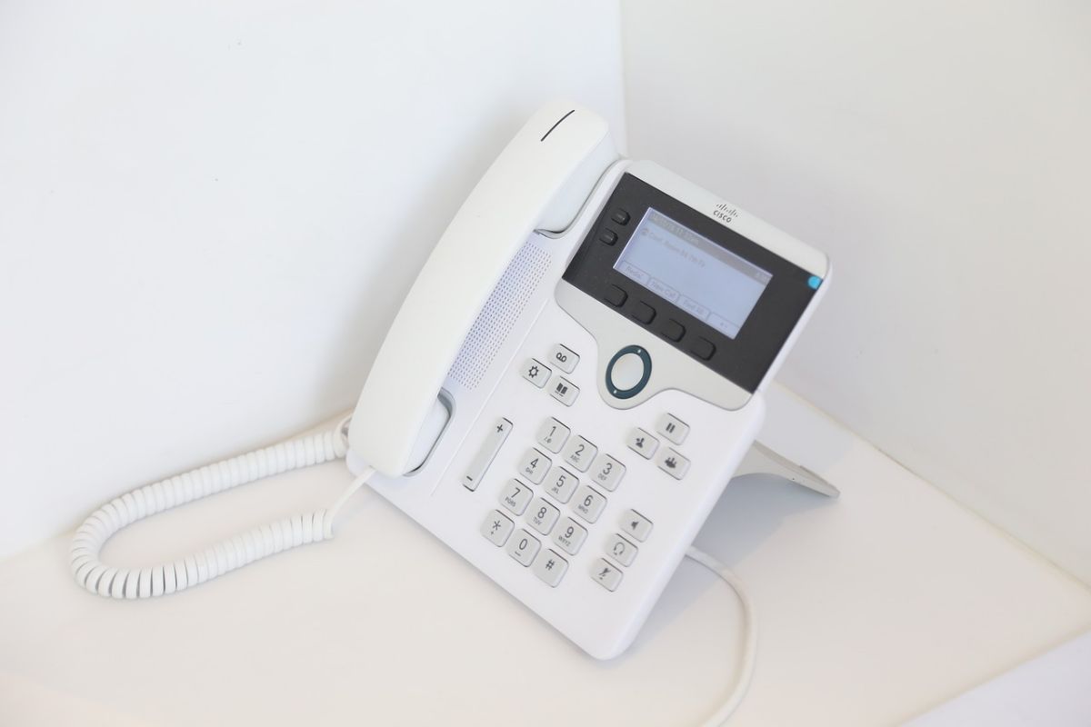 Telefony VoIP – czym różnią się od tradycyjnych modeli?