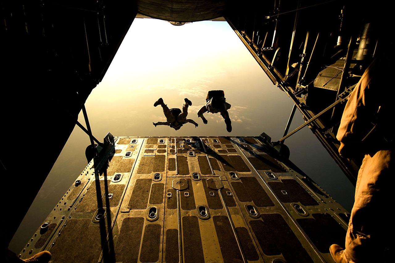 Skoki spadochronowe w tandemie – jak to wygląda?