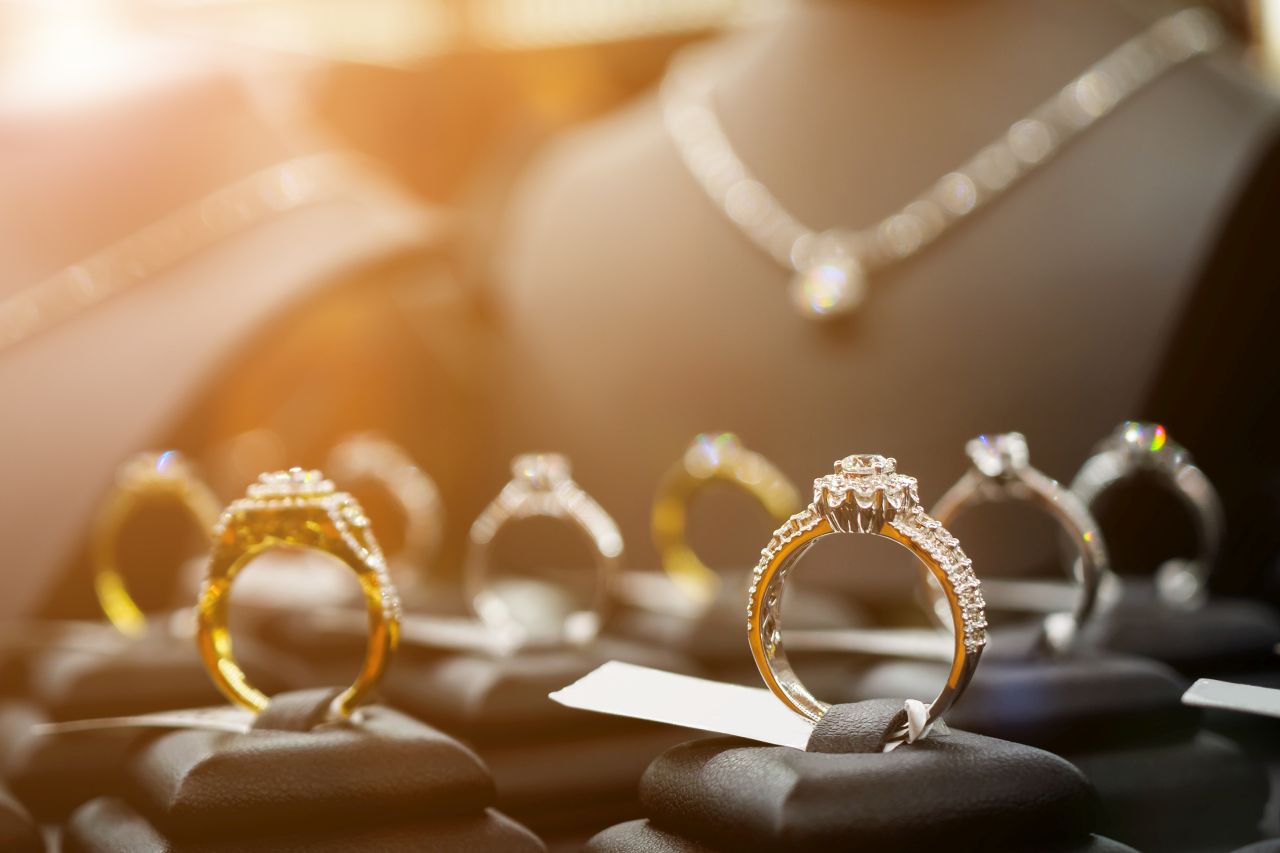 Sprzedaż biżuterii – jak powinna być wyeksponowana, aby przyciągnąć uwagę klientów?