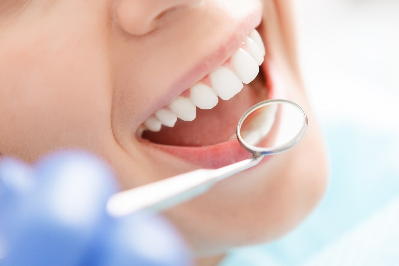 Dlaczego warto chodzić na wizyty kontrolne do stomatologa?