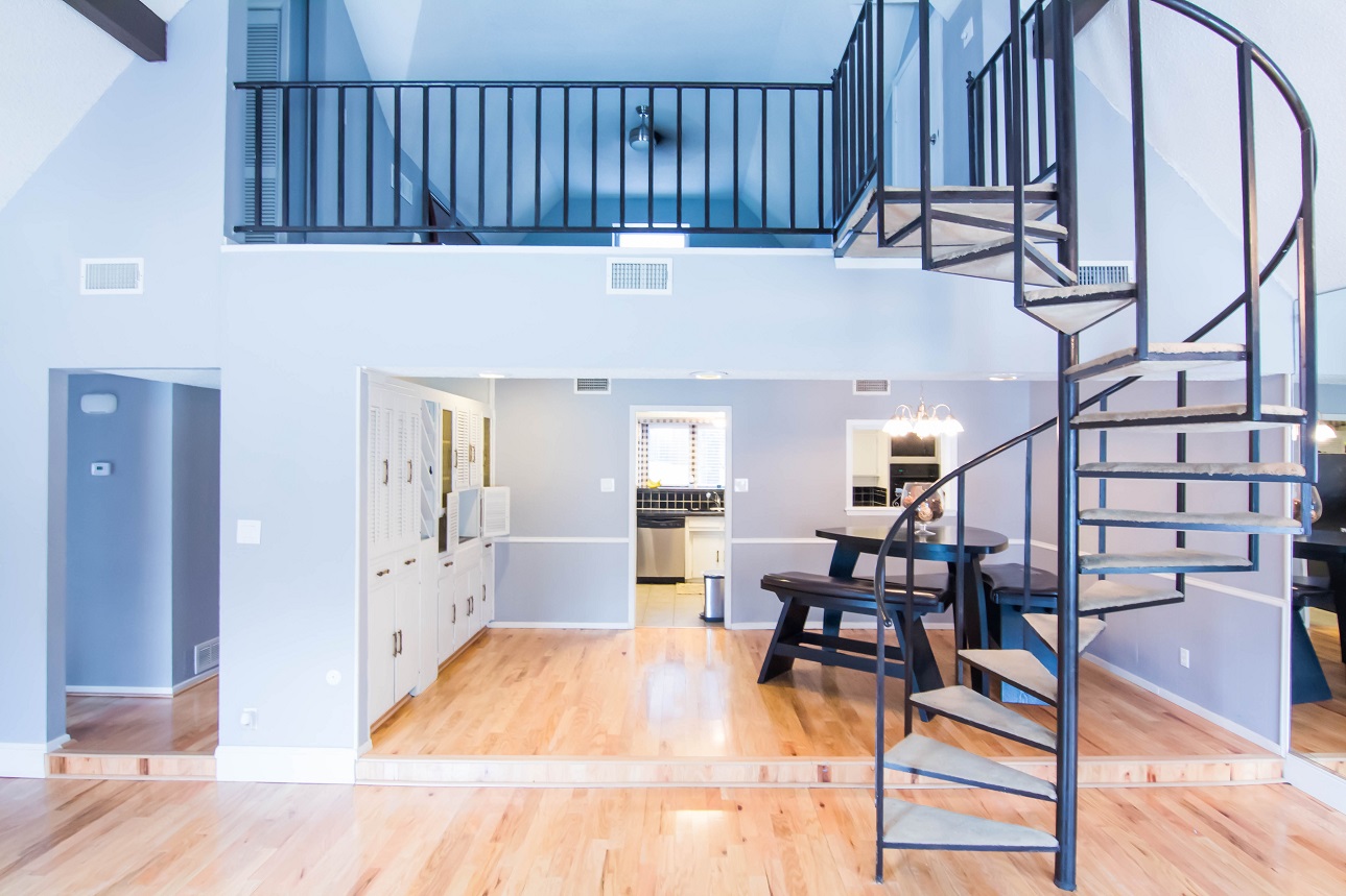 Schody i balustrady – efektowne rozwiązania na mieszkanie dwupoziomowe