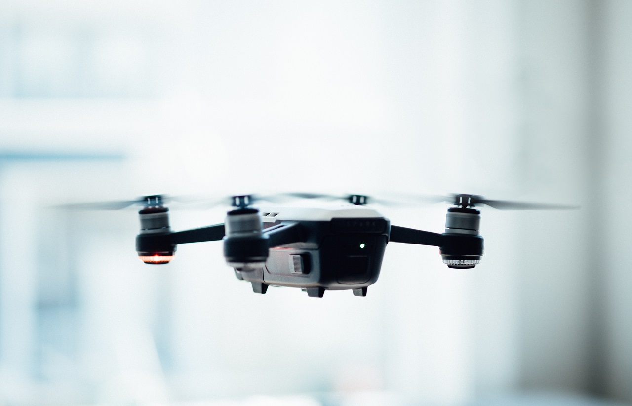 Do jakich celów wykorzystuje się drony w różnych branżach na rynku?