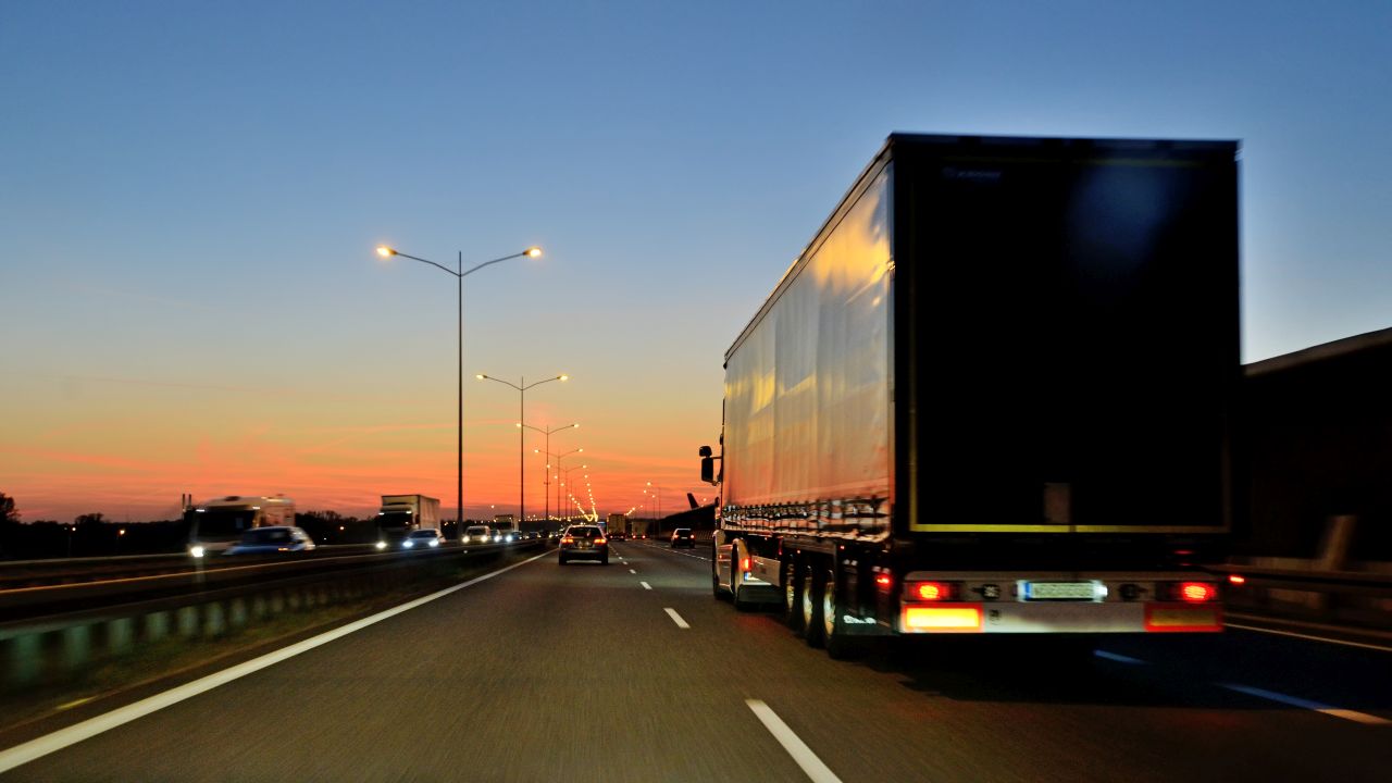 W jakich branżach wykorzystuje się transport ciężarowy?